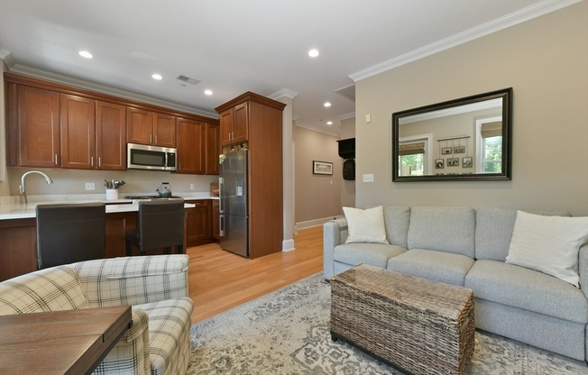 209 W SPRINGFIELD