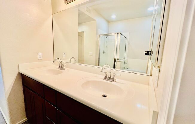 2 beds, 2 baths, 1,244 sqft, $1,899, Unit 705 W. Queen Creek #1107