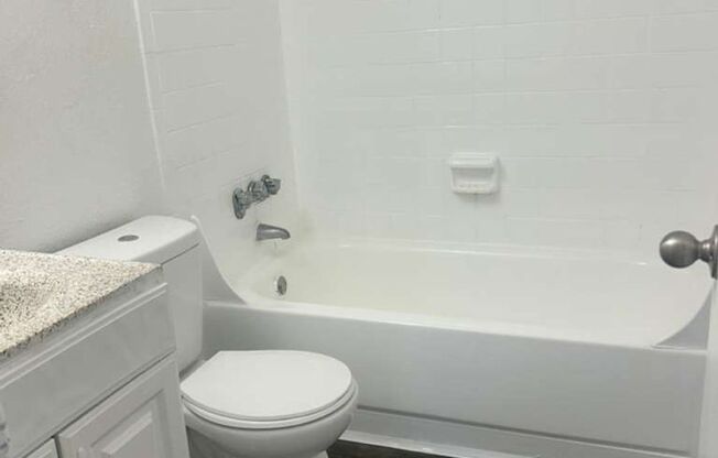 2 beds, 1 bath, $1,000, Unit 36