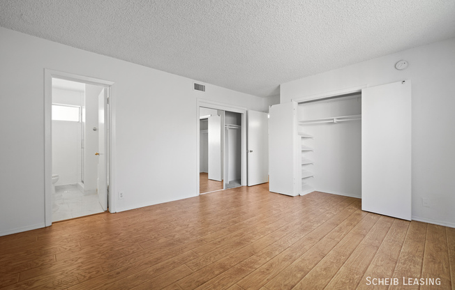 221 S REEVES DR