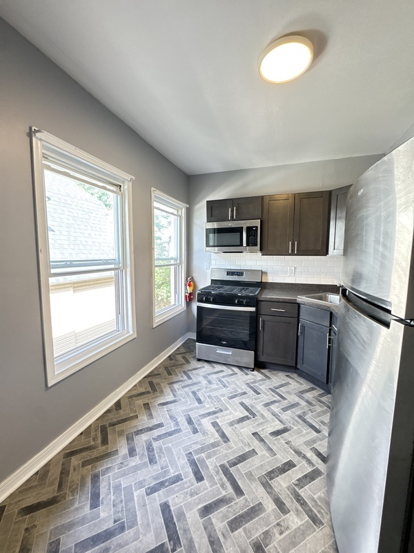 436 W QUEEN LN