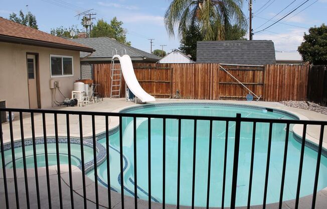 3 Bedroom / 2 bathroom Pool Home in Hemet!