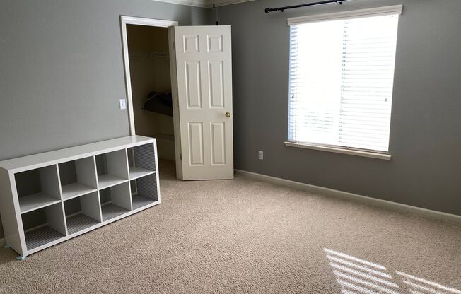 Stunning 5/3 Home LOADED w/Upgrades!  (PLEASE READ ENTIRE AD FOR SHOWINGS)