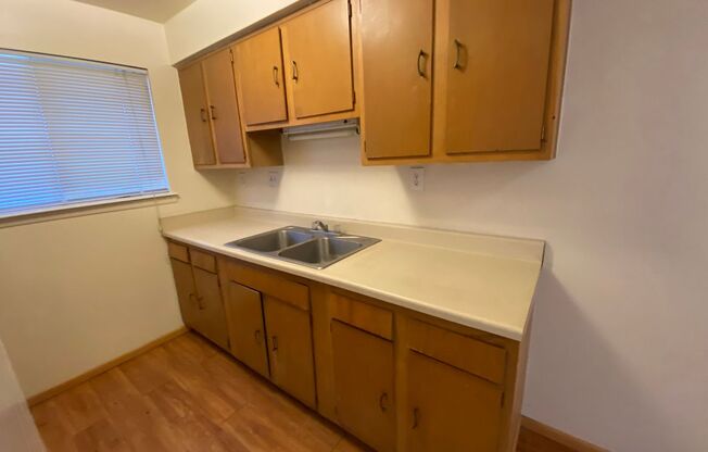 1 bed, 1 bath, 686 sqft, $1,050, Unit 24