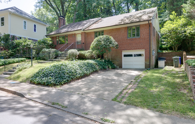 Charming 3-Bedroom, 2-Bathroom Home in North Arlington