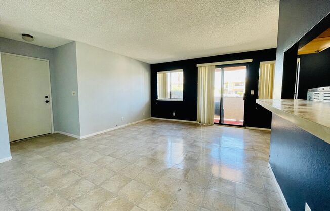 Downstairs Corner 2-Bedroom Condo in Central Las Vegas Location!