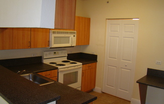 3 beds, 2 baths, $2,400, Unit 10192-D1 - New Yorker