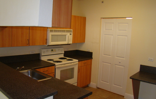 3 beds, 2 baths, $2,400, Unit 10192-D1 - New Yorker