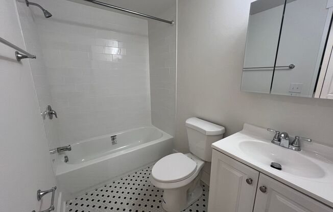 2 beds, 1 bath, 750 sqft, $2,099, Unit 5637 Hobart St. #34