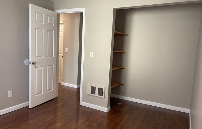 2 beds, 1 bath, 907 sqft, $1,400, Unit 1889B