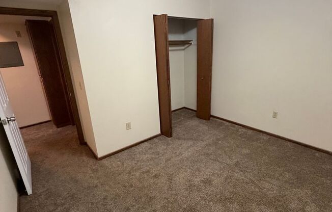 2 beds, 1 bath, 800 sqft, $1,145, Unit 1921-B