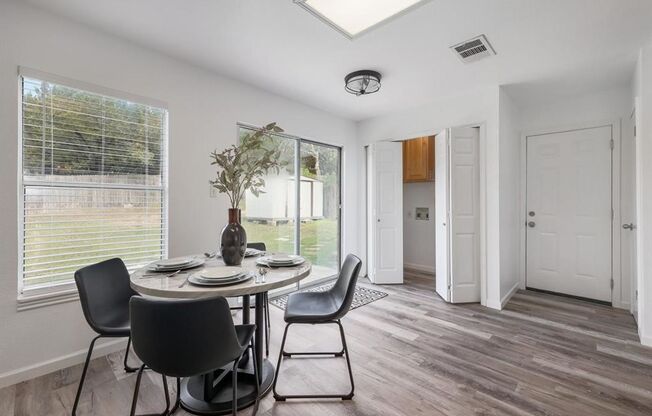 Beautiful 4 bd/2 ba renovated home in South Austin! Available August!