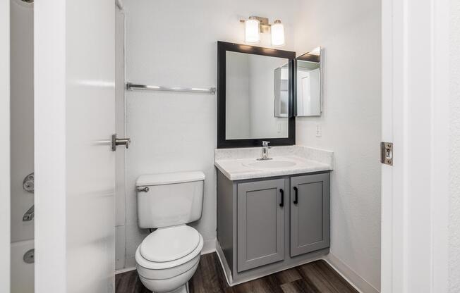 2 beds, 2 baths, 915 sqft, $2,295