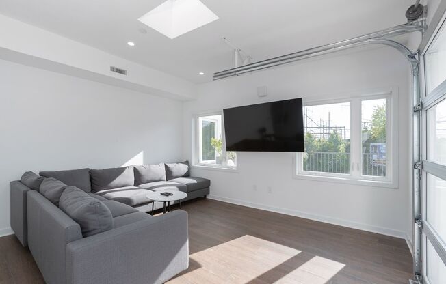 2 beds, 2 baths, 915 sqft, $2,300, Unit 416
