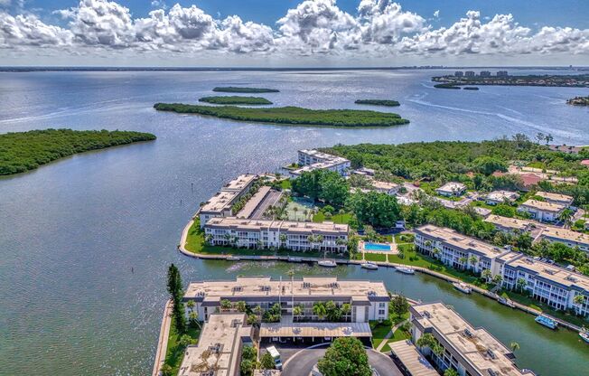 LUXURY LONGBOAT LIVING AT IT’S FINEST! RESORT STYLE, 2BR/2B CONDO LOCATED IN THE HIGHLY SOUGHT AFTER LONGBOAT HARBOUR COMMUNITY ON LONGBOAT KEY.