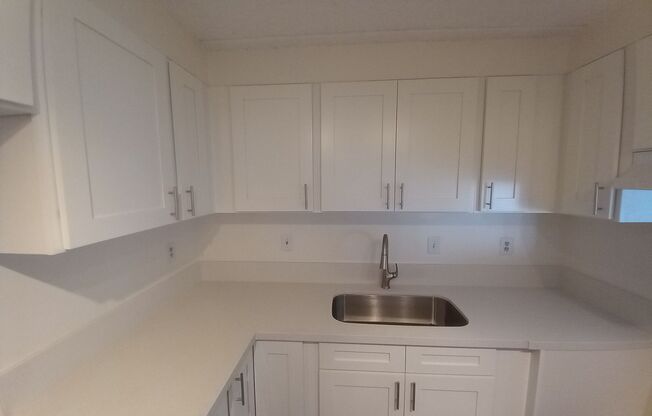 Large 2 Bed/1.5 Bath/2 Parking at the Keoni Ana in the Heart of Waikiki