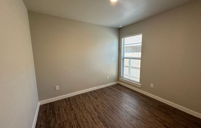 3 beds, 2 baths, 1,250 sqft, $1,400, Unit Unit B