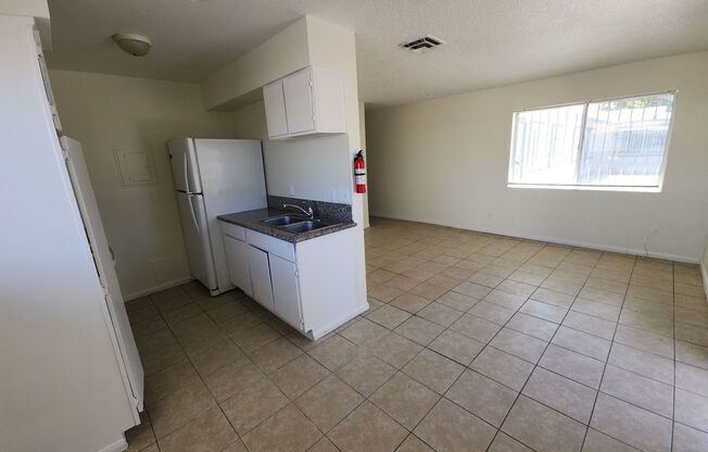 2 beds, 1 bath, 717 sqft, $1,000, Unit Unit 4