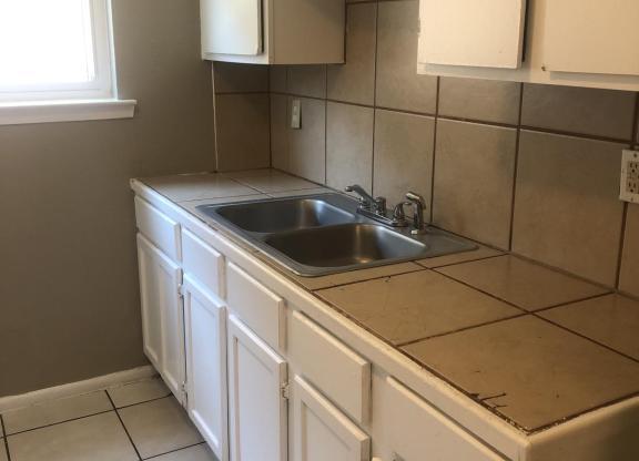 2 beds, 2 baths, 970 sqft, $850