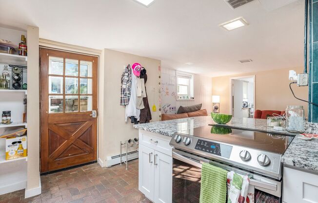 Beautifully updated lower level unit in Lg home, Prime Hill Location!