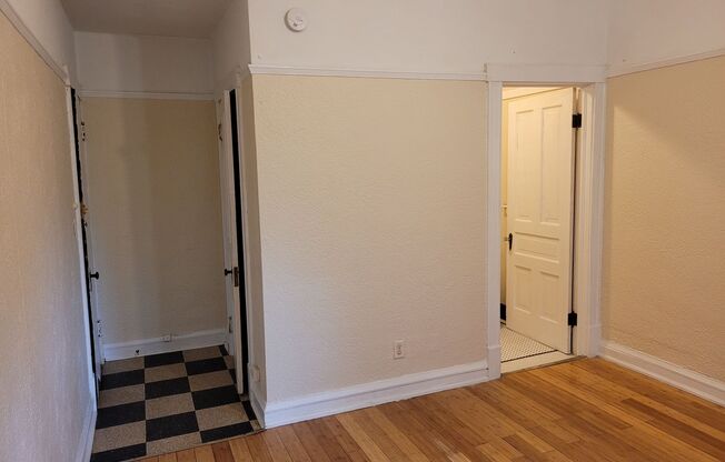 1 bed, 1 bath, $995, Unit 18