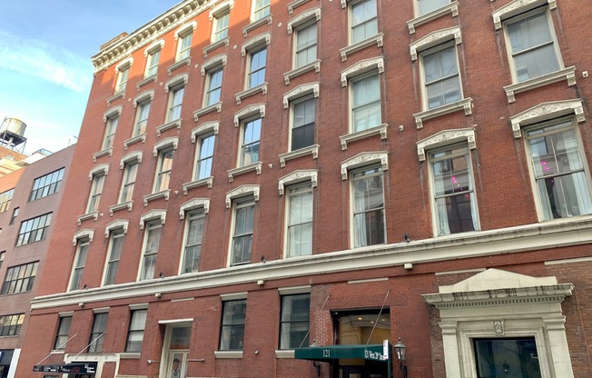 121 W 20 ST