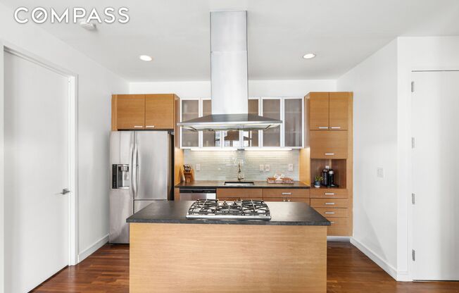 552 W 43 ST