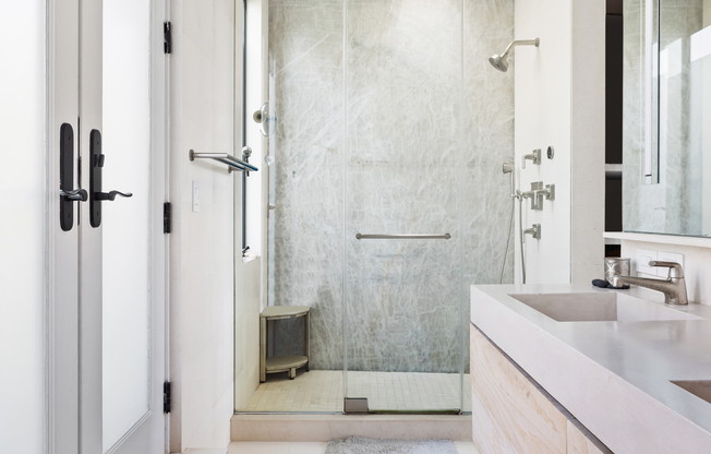 455 W 22 ST