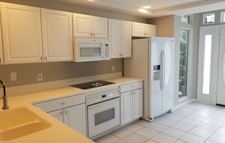 3 beds, 2 baths, $2,200, Unit UNIT 14