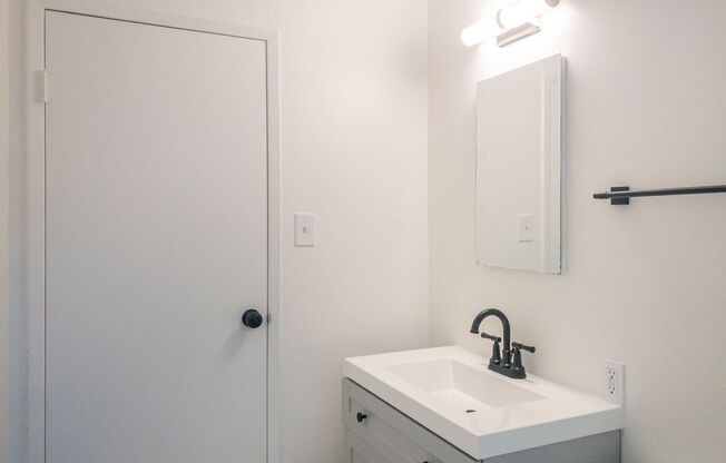 2 beds, 1 bath, $2,550, Unit 2