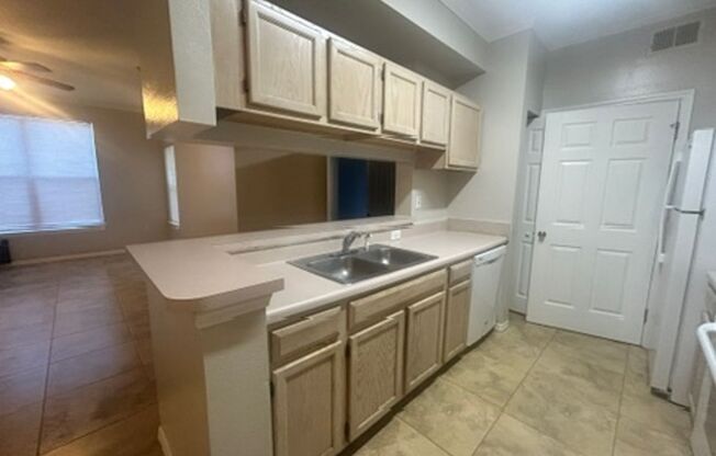 1B/1B Plus a Den! Ground Floor Unit - Pinnacle at Carrollwood! AVAILABLE NOW!