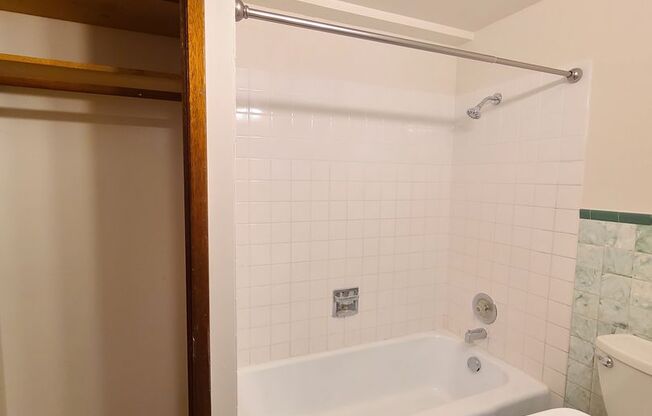 Studio, 1 bath, 450 sqft, $800, Unit 6