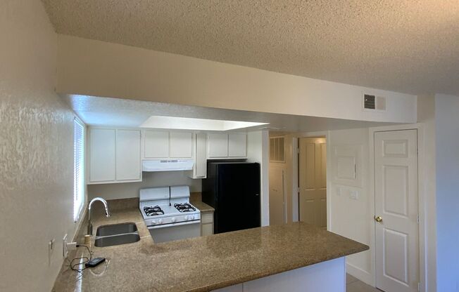 3 Bedrooms 2 Bathrooms Apartment for Rent!