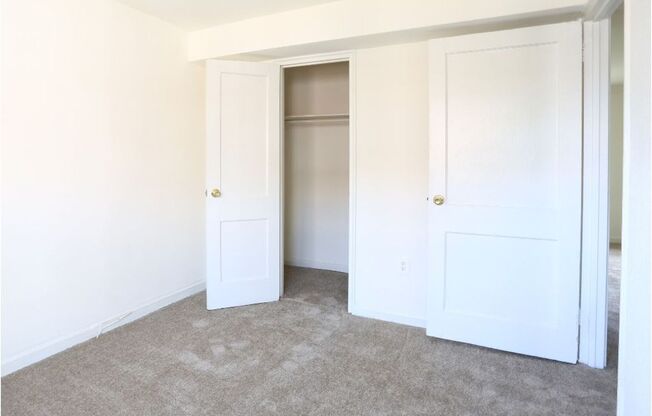 2 beds, 1 bath, 930 sqft, $1,419, Unit E33
