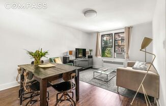 305 W 18 ST