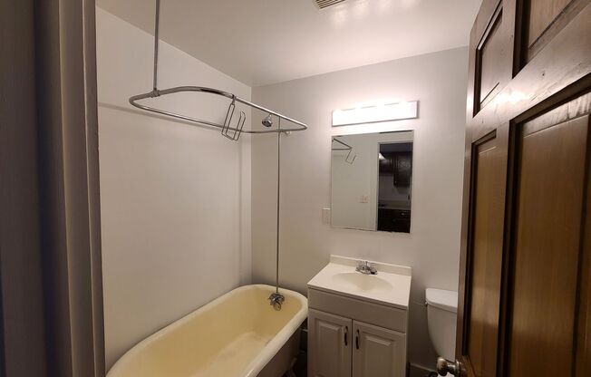 Studio, 1 bath, 200 sqft, $895, Unit 593-10 Park Ave