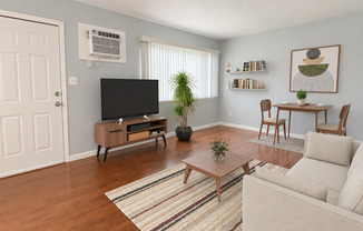 Lone Pine Apartments