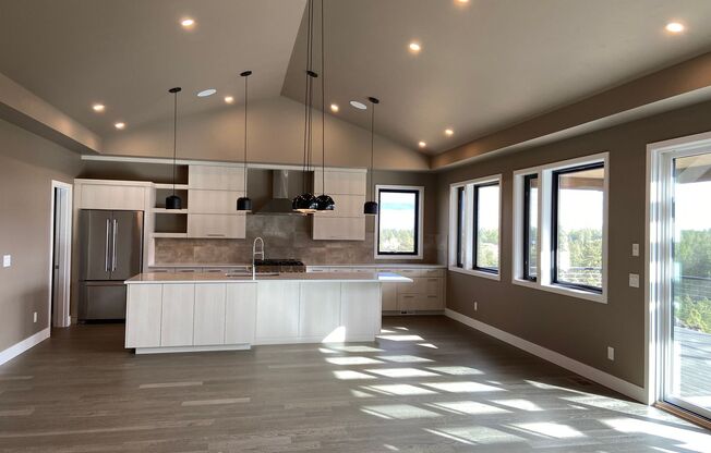 Newer, Modern Construction Home in Tetherow