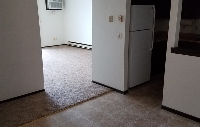 2 beds, 1 bath, $855, Unit 2F