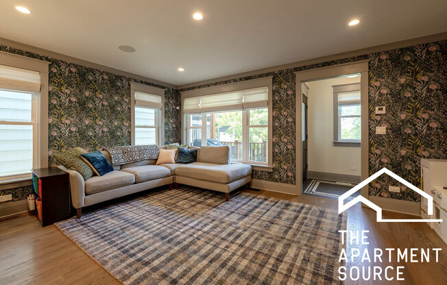 2156 W CUYLER AVE
