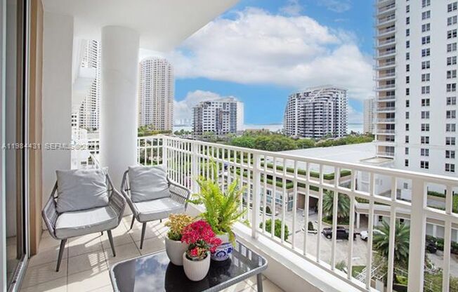 1 bed, 2 baths, 878 sqft, $3,500, Unit 801 Brickell Key Blvd # 907