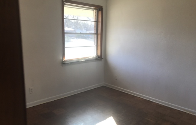 3 beds, 1 bath, $750