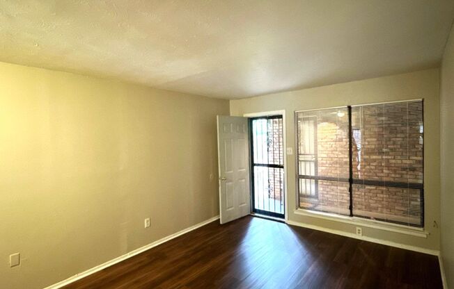 2 beds, 1 bath, $1,075, Unit 1170 #01