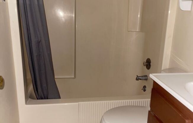 2 beds, 1 bath, $900, Unit Unit C