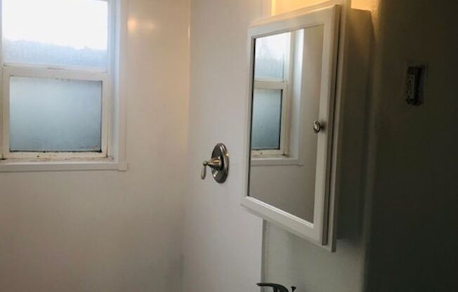 1 bed, 1 bath, 600 sqft, $850, Unit 8