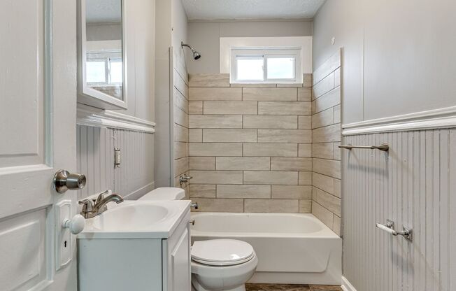 2 Bedroom/1 Bath in Carrick - Available JULY!