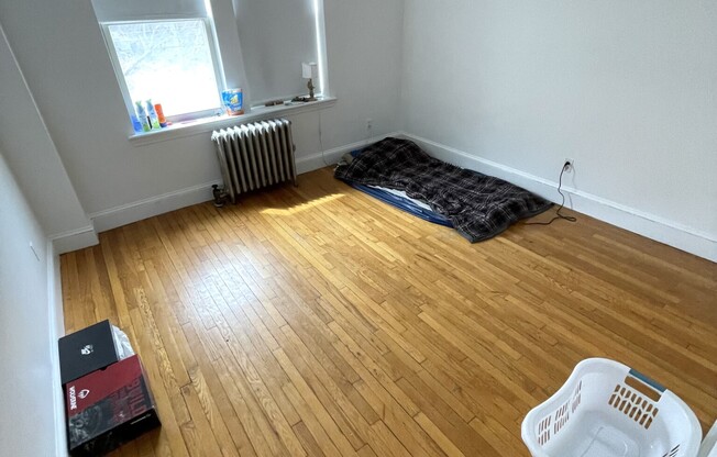 2 beds, 1 bath, $3,000, Unit 16