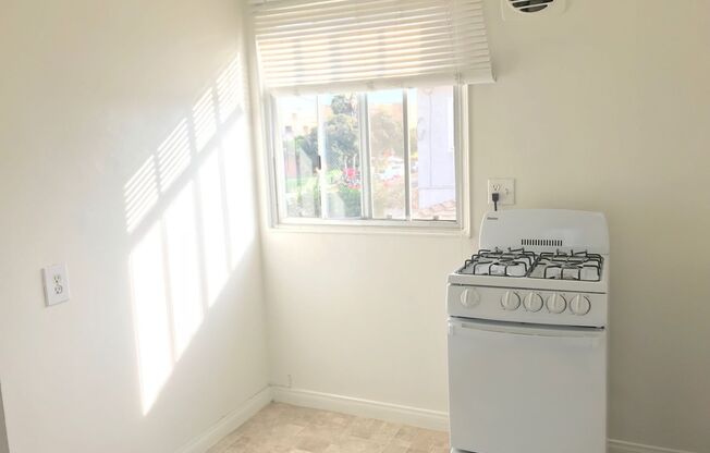 Pacific Beach Studio Apt - 1BA-Light/Bright Floor Plan-Assigned Parking Space