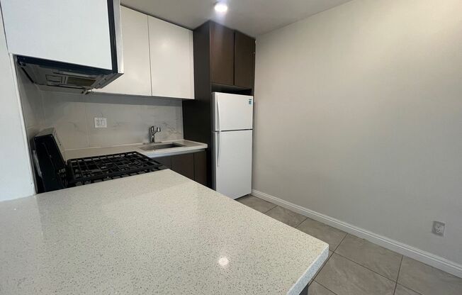 2 beds, 1 bath, $2,610, Unit 2