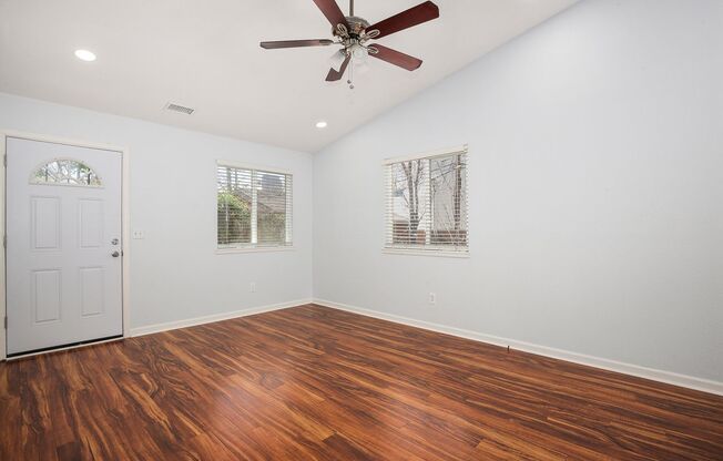 Beautiful 3 bed / 2 bath duplex in Uptown Neighborhood!